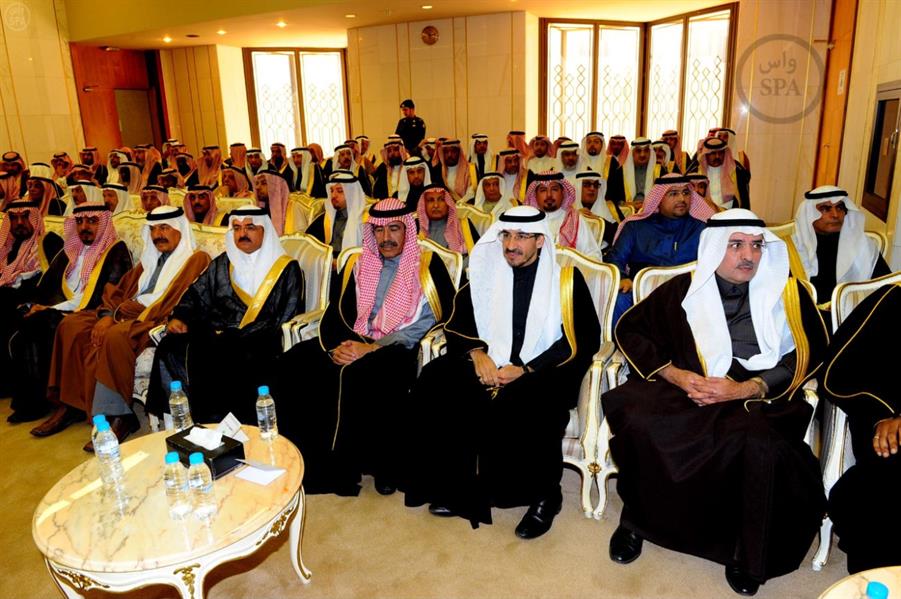 أمير المنطقة الشرقية يستقبل المعزين