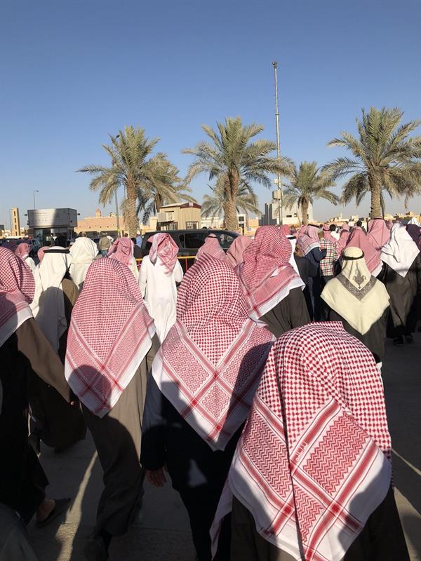 شاهد.. جموع غفيرة تؤدي الصلاة على الداعية التويجري