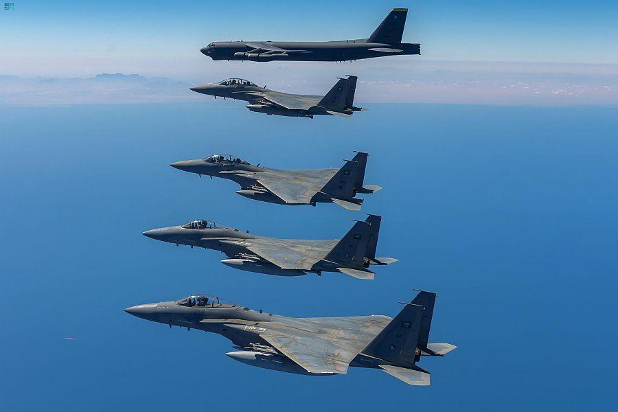 المقاتلات السعودية ترافق قاذفة أمريكية إستراتيجية من نوع (بي-52) المقاتلات السعودية ترافق قاذفة أمريكية إستراتيجية من نوع (بي-52)