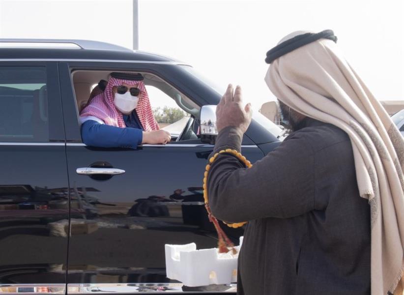 شاهد.. موقف إنساني من أمير الحدود الشمالية تجاه طفل يعاني ضموراً في المخ 