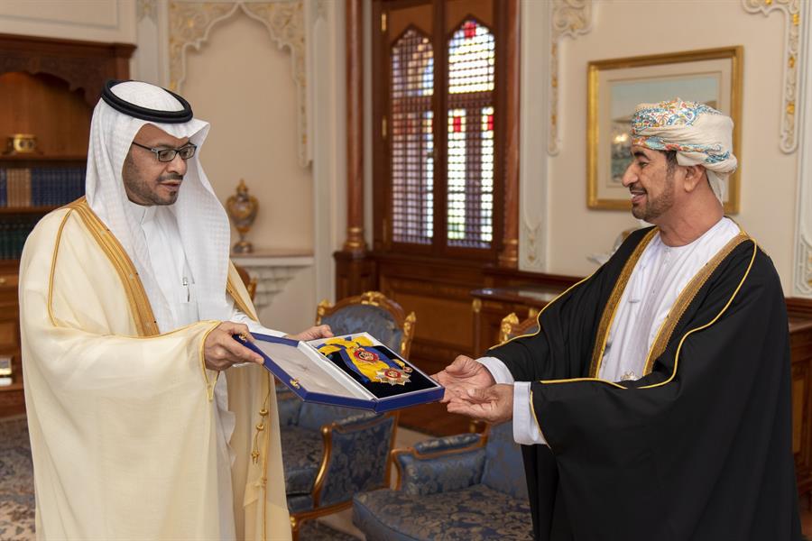 سلطان عُمان يمنح السفير السعودي وسام النعمان