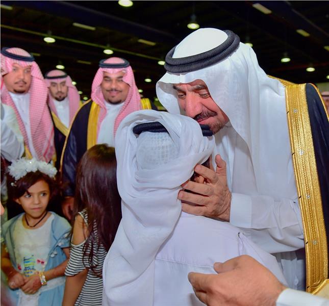 بالصور.. أمير نجران يقبّل أيادي ورؤوس أبناء الشهداء ويشارك أهالي المنطقة العرضة 