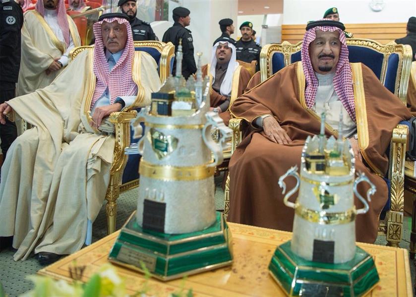 خادم الحرمين الشريفين يرعى المهرجان السنوي لسباق الخيل.. ويسلم كأس المؤسس للأمير فيصل بن خالد (فيديو) خادم الحرمين الشريفين يرعى المهرجان السنوي لسباق الخيل.. ويسلم كأس المؤسس للأمير فيصل بن خالد (فيديو)