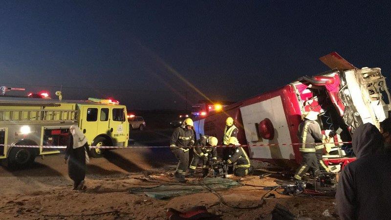 وفاة 3 أشخاص وإصابة 30 آخرين في حـادث انقلاب حافلة بتبوك 