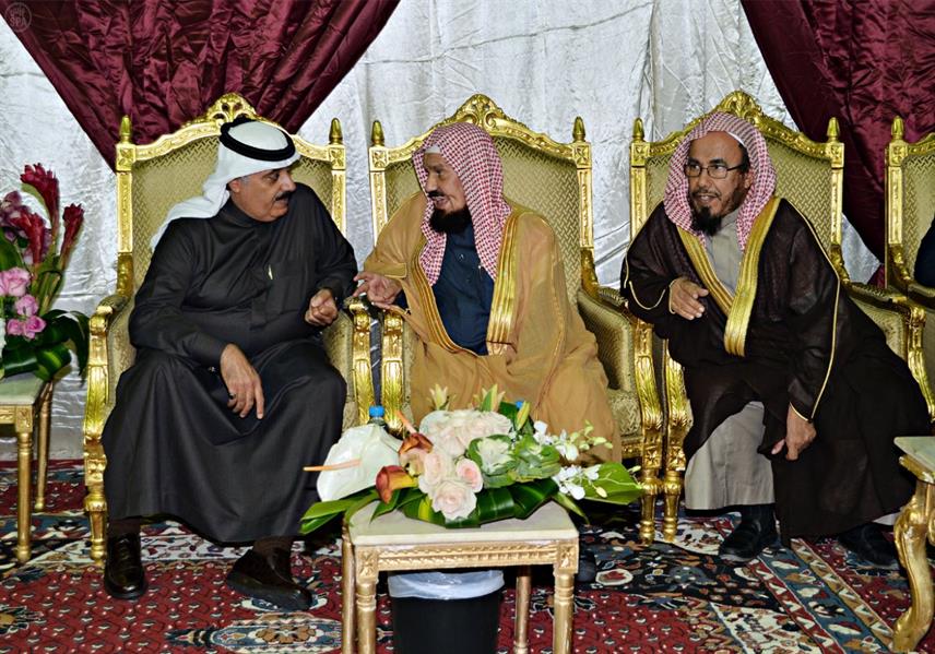 مفتي عام المملكة وأصحاب الفضيلة العلماء والمشايخ يطمئنون على صحة الملك