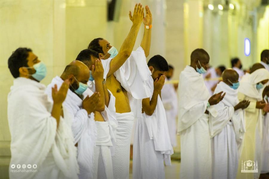 المصلون يشهدون ختم القرآن بالحرمين الشريفين وسط أجواء روحانية المصلون يشهدون ختم القرآن بالحرمين الشريفين وسط أجواء روحانية