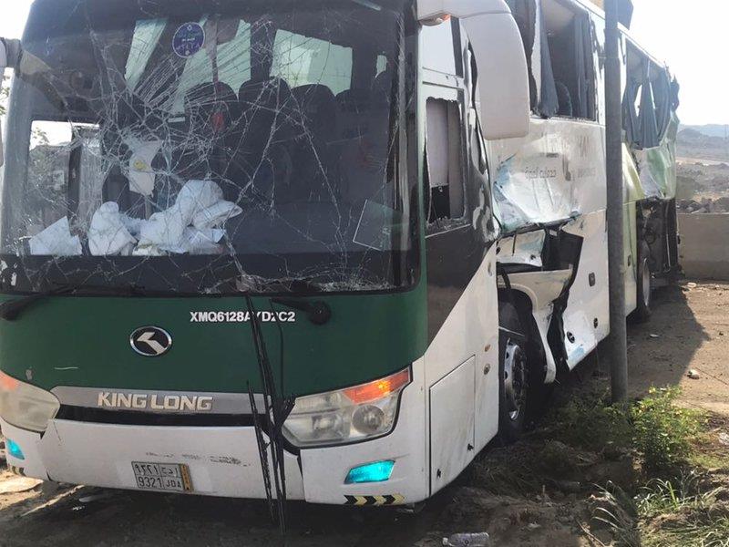 شاهد.. تصادم بين حافلة وشاحنة يسفر عن إصابة 18 شخصا بمكة