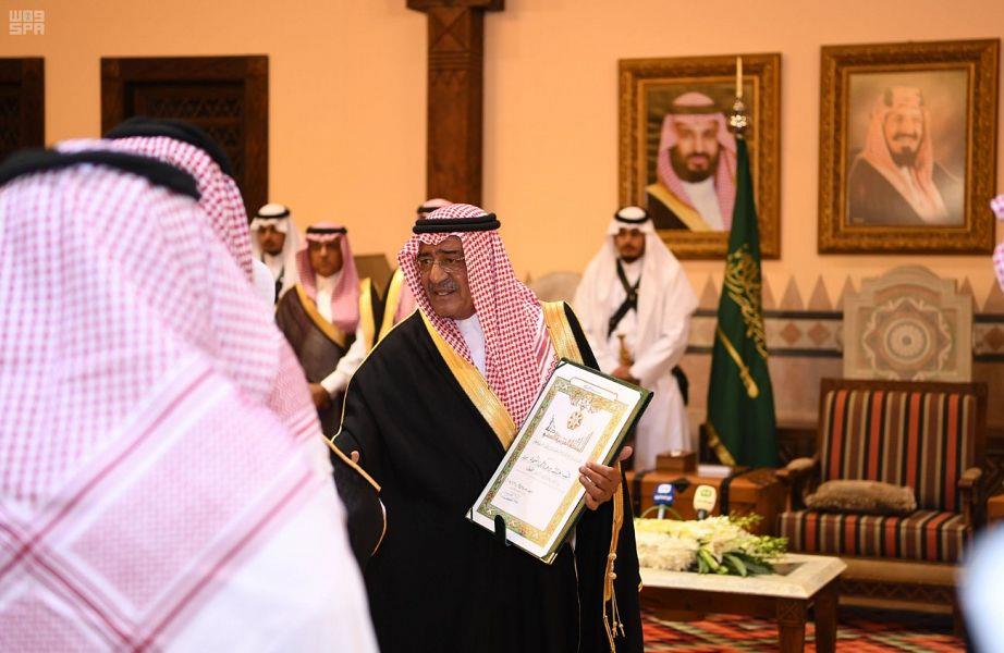 بنظرات يعلوها التأثر.. الأمير مقرن يرعى حفل تكريم شهداء 