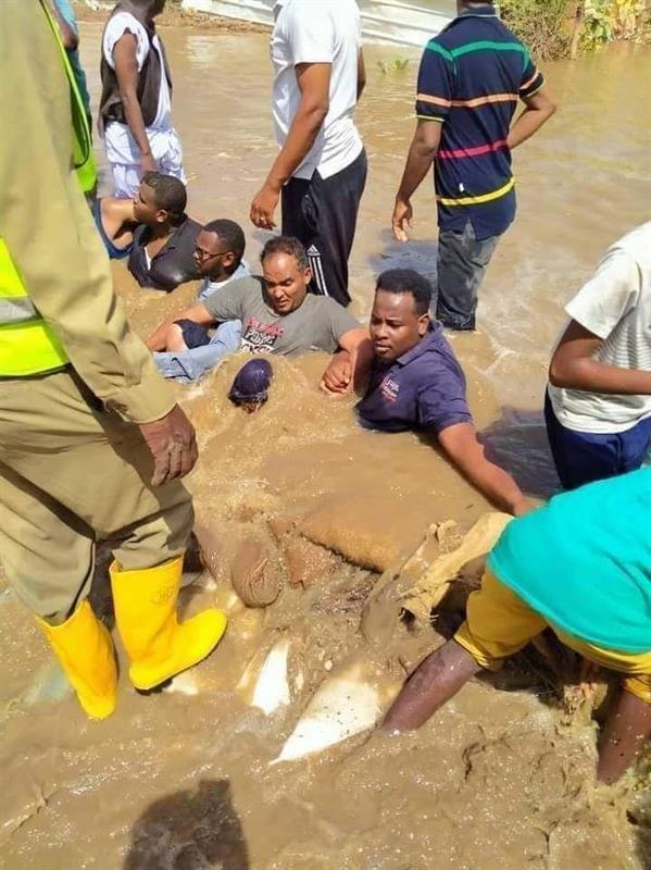 أهالي جزيرة سودانية يحاولون التصدي لمياه الفيضان بأجسادهم