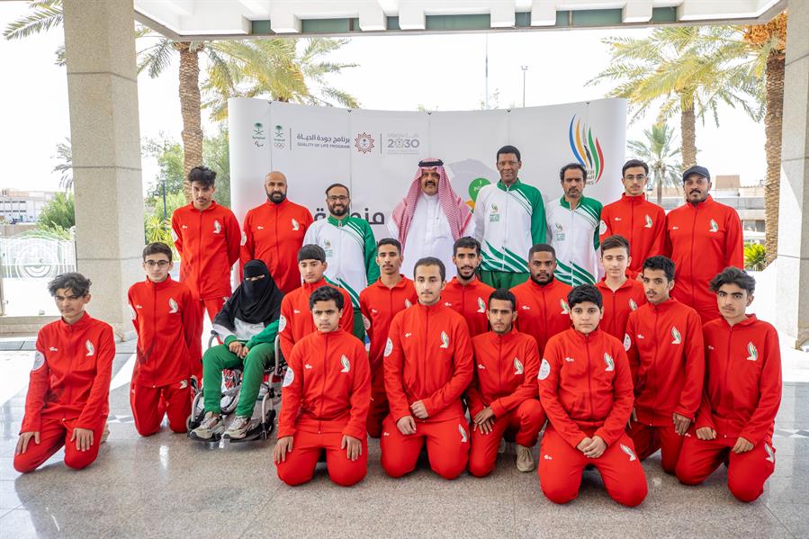 أمير حائل يتسلم شعلة دورة الألعاب السعودية
