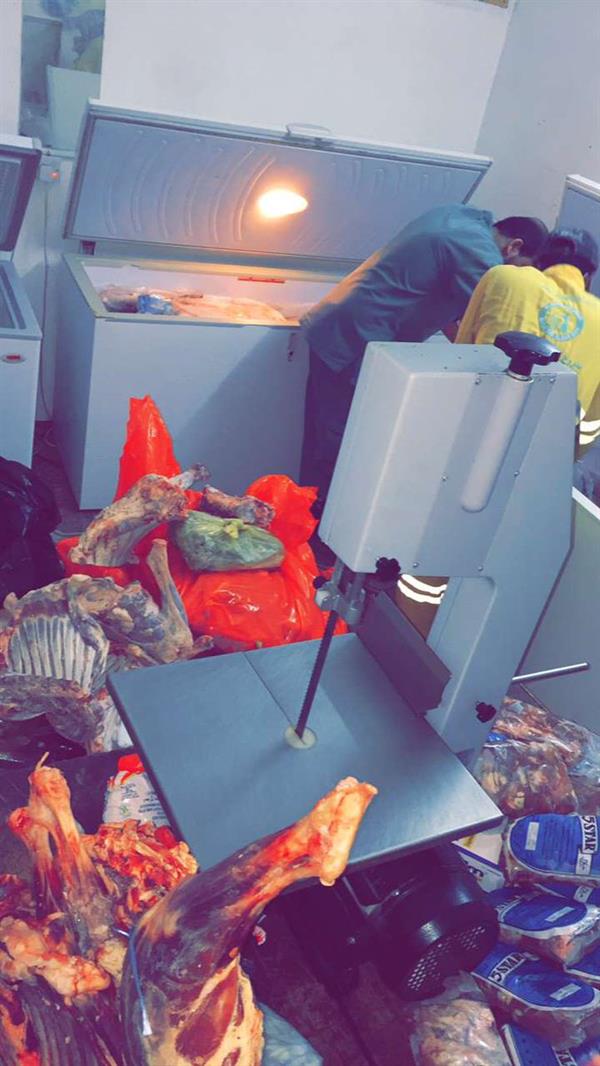 بالصور.. إغلاق مطعم بالرياض لقيامه بإعداد الطعام باستخدام مواد غذائية فاسدة 