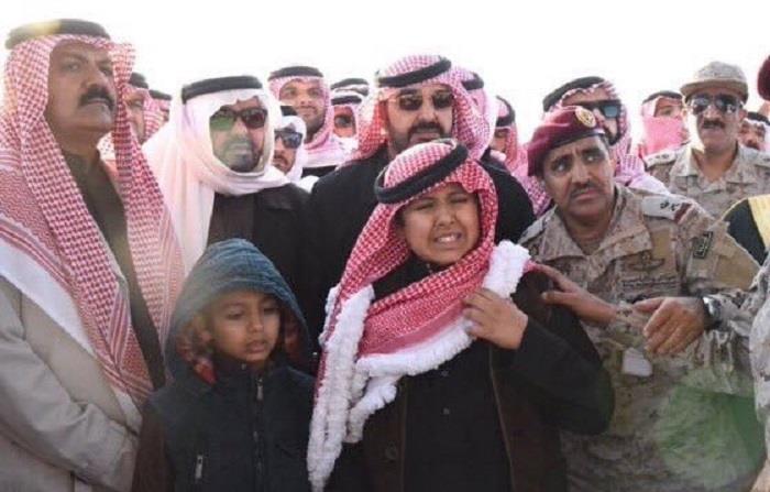 صور مؤثرة لنجل الشهيد السهيان خلال استقباله جثمان والده تُبكي المغردين