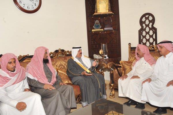 متعب بن عبدالله يتقدم المصلين على الشهيدين الشهري والطوب متعب بن عبدالله يتقدم المصلين على الشهيدين الشهري والطوب