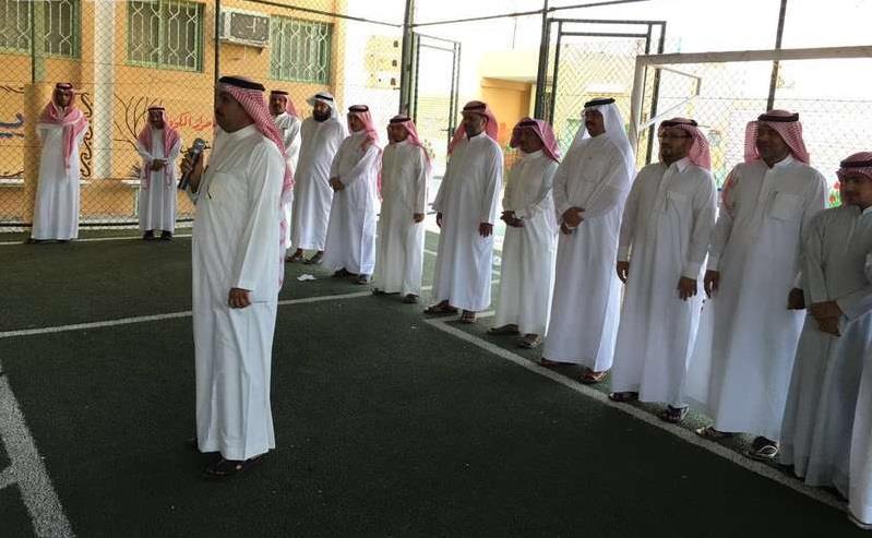 معلمو مدرسة ابتدائية يفاجئون الطلاب بتقديمهم للإذاعة المدرسية في مكة ( فيديو وصور) معلمو مدرسة ابتدائية يفاجئون الطلاب بتقديمهم للإذاعة المدرسية في مكة ( فيديو وصور)