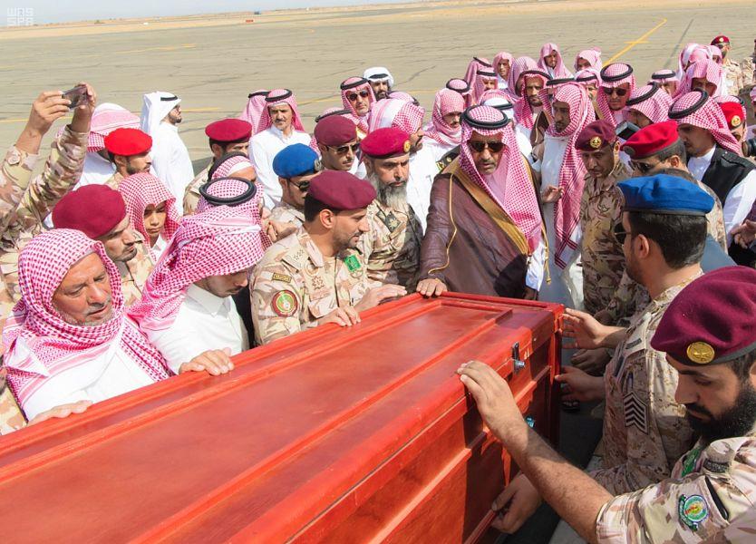 بالصور.. أمير الباحة يتقدم مستقبلي جثمان الشهيد بالصور.. أمير الباحة يتقدم مستقبلي جثمان الشهيد