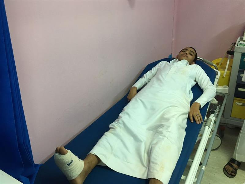 اسعاف احد المصابين