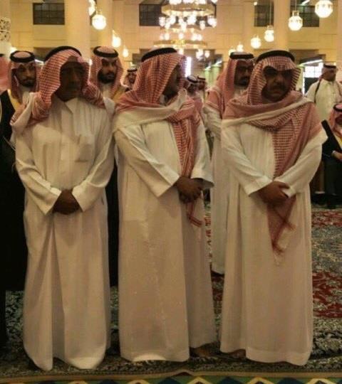 يتقدمهم والده الأمير مقرن وعشرات من الأمراء.. أداء الصلاة على الأمير منصور وتشييع جنازته (فيديو وصور)