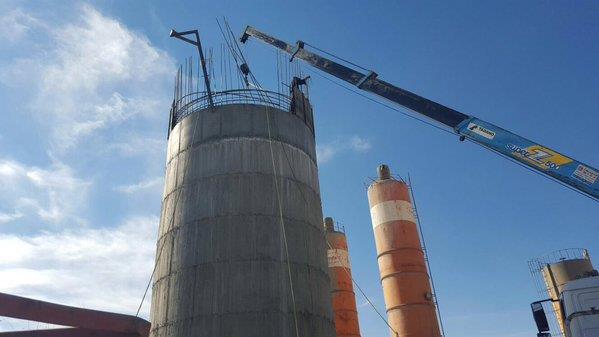 بالصور.. إنقاذ 4 عمال سقطوا بخزان ماء تحت الإنشاء في طبرجل