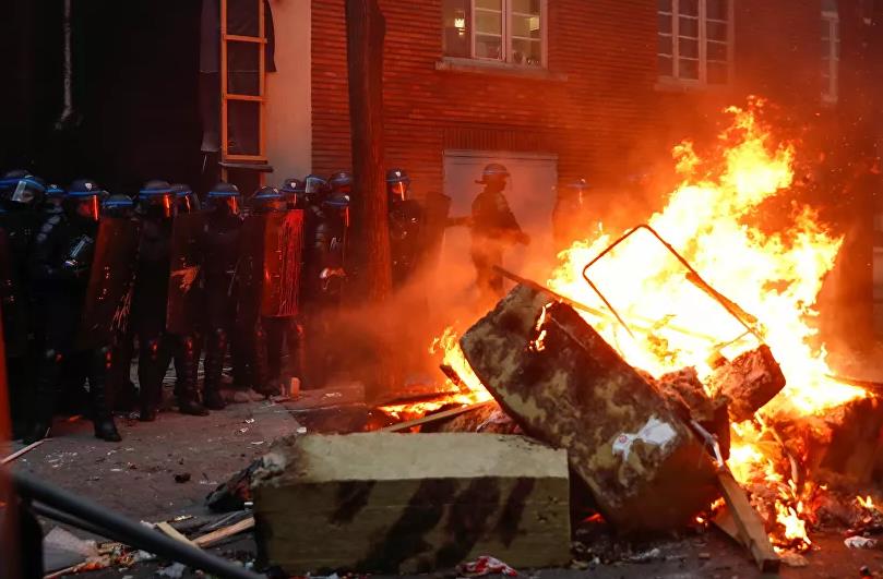 شاهد.. حرق نحو 60 سيارة في أعمال شغب خلال احتفالات رأس السنة بفرنسا 