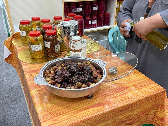 شاهد.. السفير الياباني يحمل صقراً على يده خلال زيارته إلى الجوف 