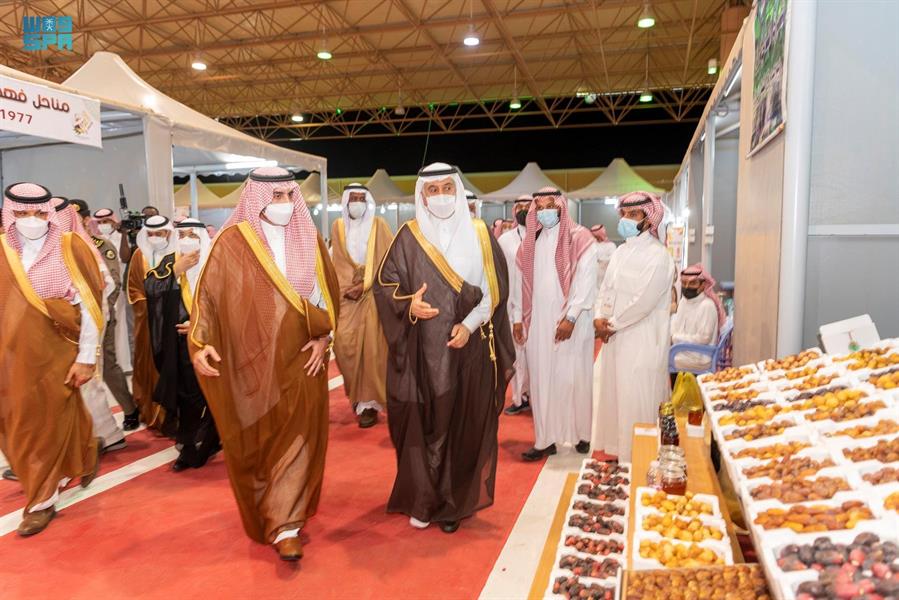 أمير الجوف يدشّن مهرجان التمر والعسل بدومة الجندل (صور) أمير الجوف يدشّن مهرجان التمر والعسل بدومة الجندل (صور)