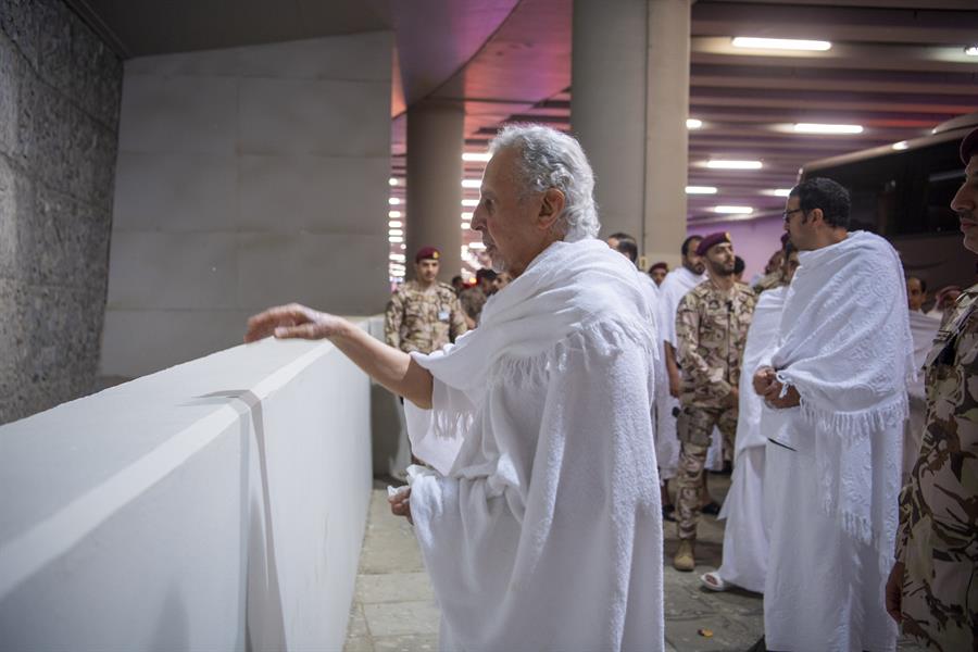 أمير منطقة مكة المكرمة ونائبه يرميان جمرة العقبة بمنى (صور)  