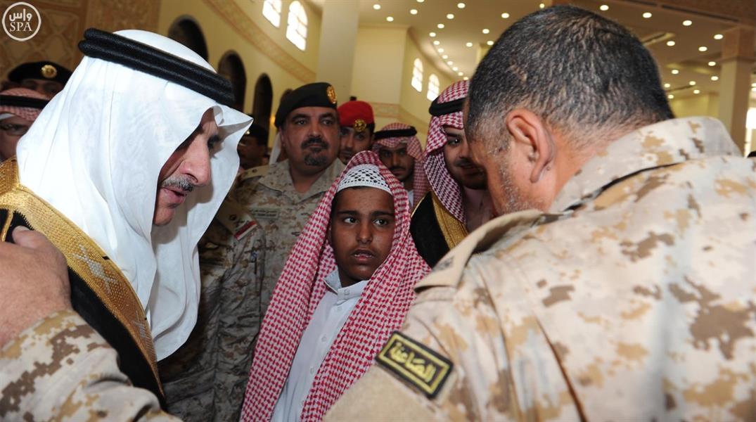 أمير منطقة تبوك يؤدي صلاة الميت على ثلاثة من شهداء الواجب