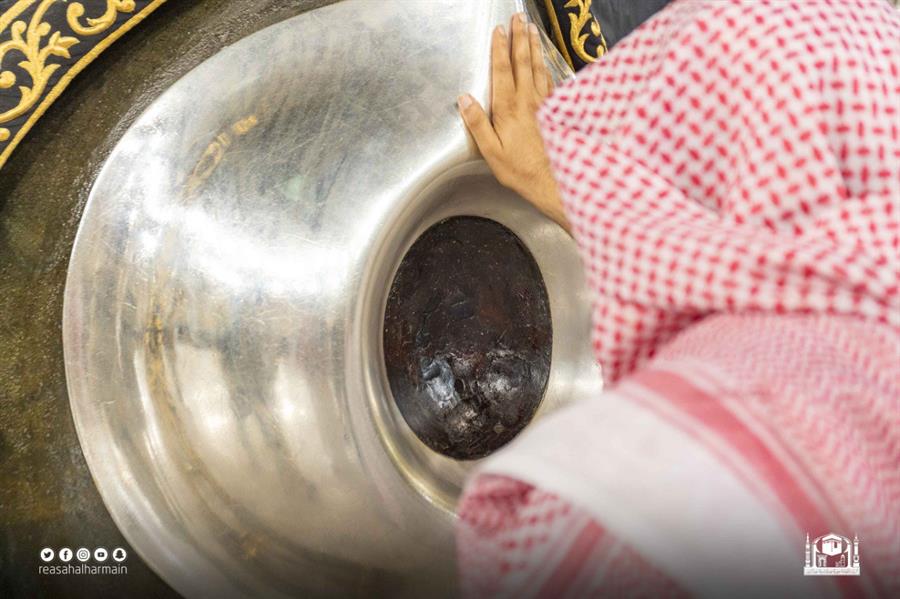 صور.. السديس يُشارك في تطييب الكعبة المشرفة 