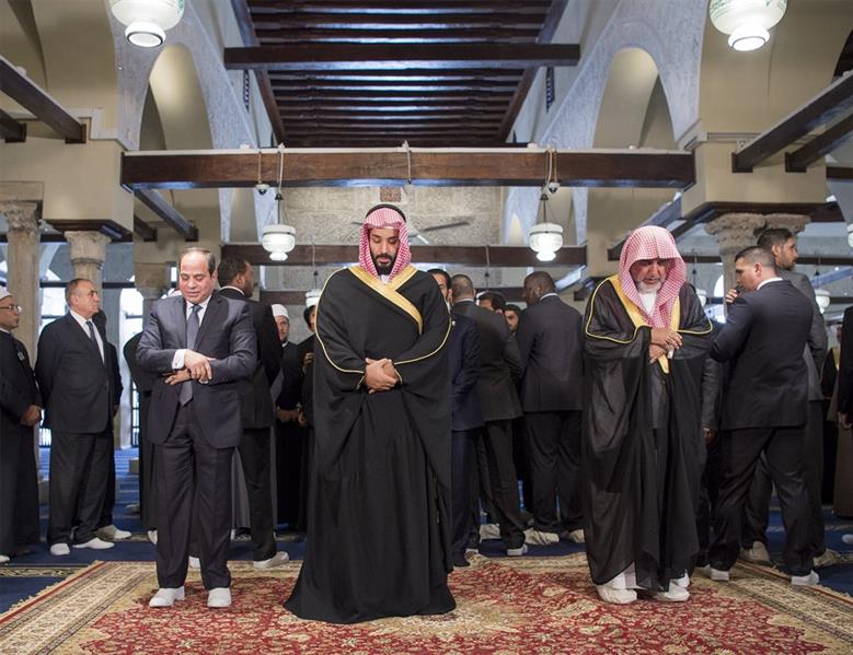 شاهد.. ولي العهد والسيسي يؤديان صلاة 