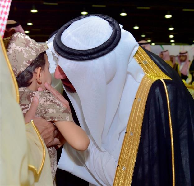 بالصور.. أمير نجران يقبّل أيادي ورؤوس أبناء الشهداء ويشارك أهالي المنطقة العرضة 