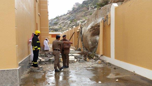 صخرة تهوي على مدرسة بالطائف وتدك سورها الخارجي