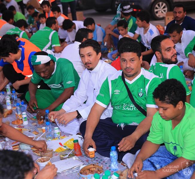 شاهد.. جمهور الأهلي يقيم مأدبة إفطار عن شهداء الواجب قبل مباراة الرائد شاهد.. جمهور الأهلي يقيم مأدبة إفطار عن شهداء الواجب قبل مباراة الرائد