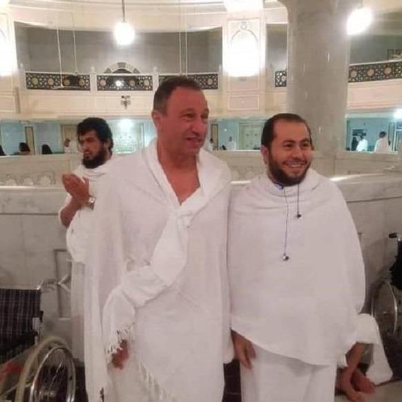 بالصور.. محمود الخطيب يؤدي مناسك العمرة على كرسي متحرك