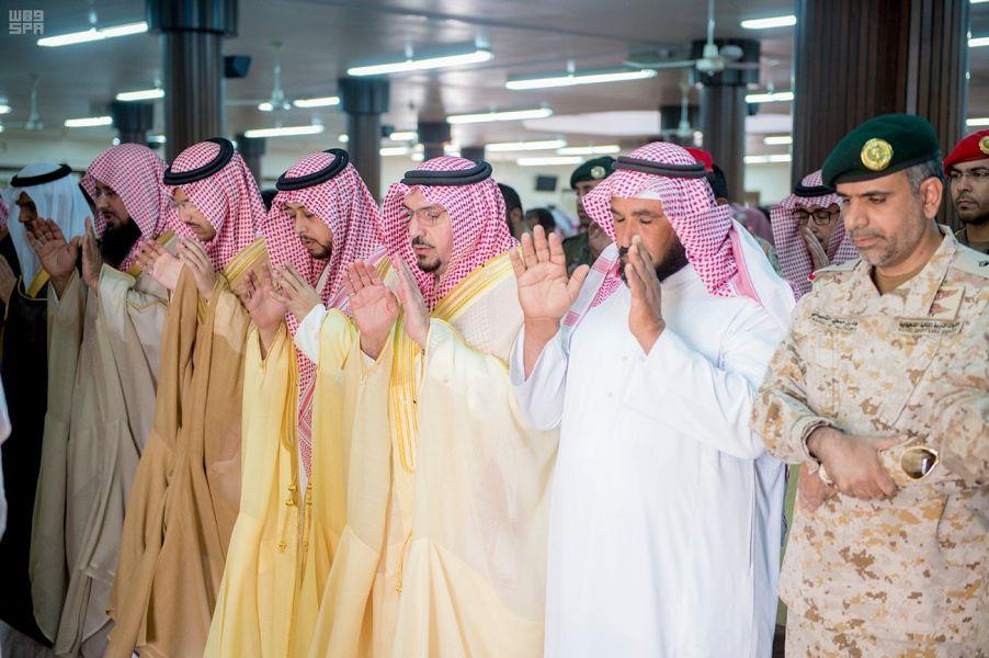أمير القصيم يؤدي صلاة الميت على شهيد الواجب المظيبري