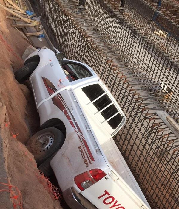 بالصور.. سيارة تسقط في حفرة تصريف السيول بحي أجا بحائل