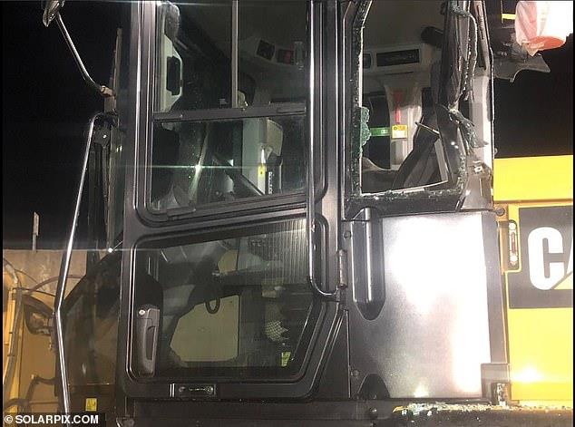 موظف في مرسيدس يحطم 50 سيارة للشركة بجرافة بسبب تسريحه من العمل