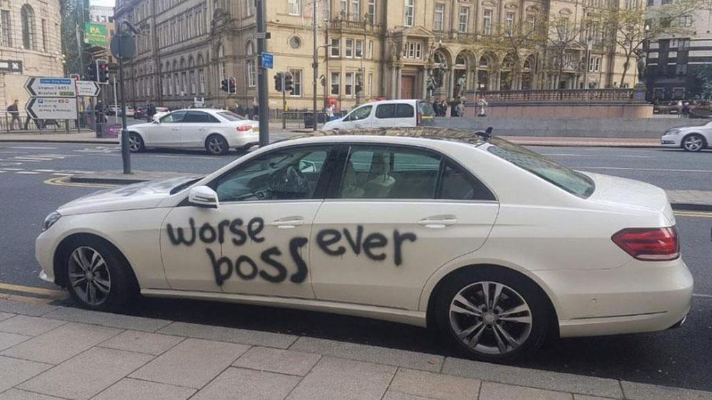 قدم استقالته على سیارة مدیره ووصفه بقوله قدم استقالته على سیارة مدیره ووصفه بقوله