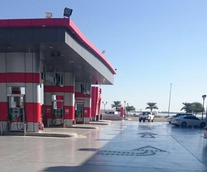 كسرت احتكار الرجال وتخطت حاجز العيب.. أول سعودية تشرف على محطة بترول (صور)