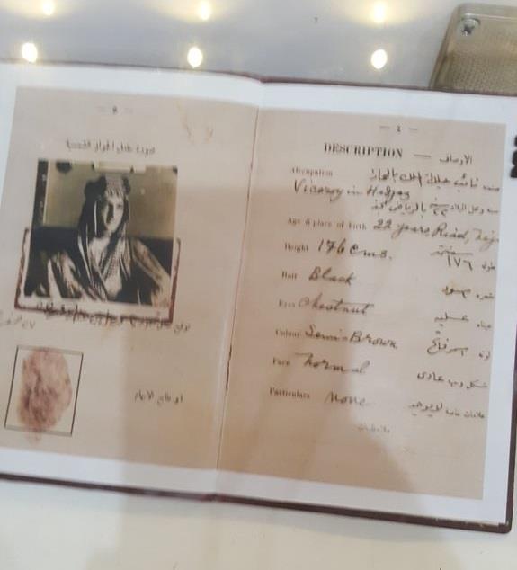 بالصور.. عرض جوازات نادرة للملك فيصل وابنه سعود والملك فهد والأمير نايف بن عبدالعزيز