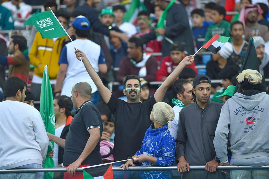 شاهد الحضور الجماهيري السعودي في المباراة الثانية بخليجي 23.. وإماراتيون يرفعون علم المملكة شاهد الحضور الجماهيري السعودي في المباراة الثانية بخليجي 23.. وإماراتيون يرفعون علم المملكة