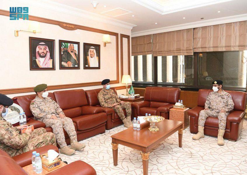 نائب رئيس هيئة الأركان العامة قائد القوات المشتركة المكلّف يلتقي بمدير عام الأركان المشتركة بالجيش الباكستاني