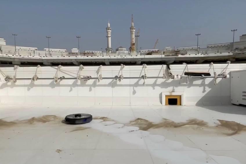 مكانس ذكية لتنظيف وتطهير سطح الكعبة المشرفة