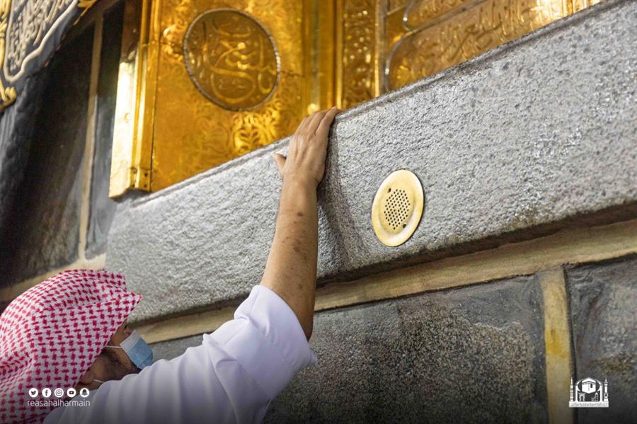 صور.. السديس يُشارك في تطييب الكعبة المشرفة 