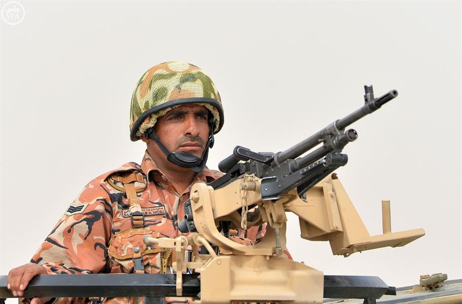 لقطات مميزة من العرض العسكري الختامي لتمرين رعد الشمال