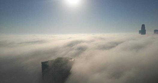 سحب الضباب وهي تخترق مباني سكنية في الإمارات سحب الضباب وهي تخترق مباني سكنية في الإمارات