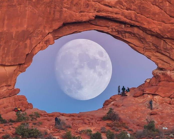 صورة فريدة للبدر في مشهد يشبه العين صورة فريدة للبدر في مشهد يشبه العين