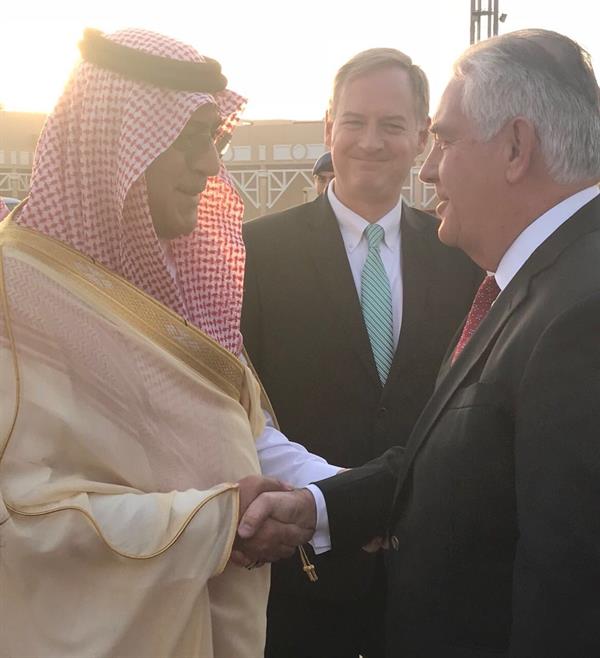 بالصور.. وزير الخارجية الأمريكي يصل إلى الرياض