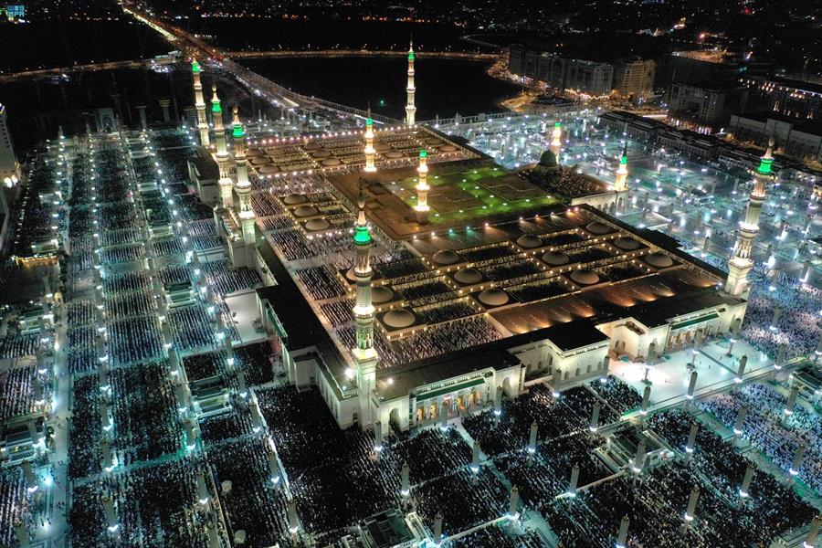 وسط أجواء إيمانية.. قاصدو المسجد الحرام والمسجد النبوي يشهدون ختم القرآن في ليلة 29 (صور) 