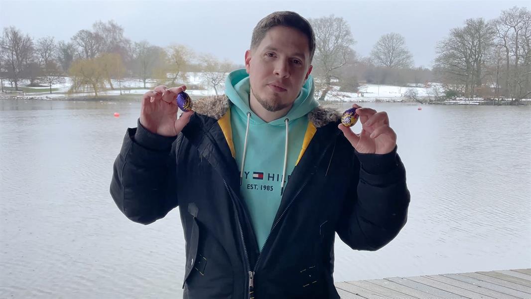 شاب بريطاني يأكل بالخطأ بيضة بـ 12 ألف دولار 