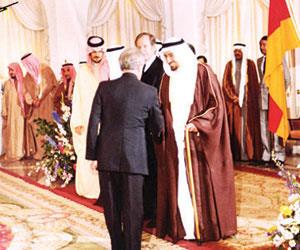 الملك خالد يصافح مستقبليه وبجواره الرئيس الألماني دكتور كارل كاستر والأمير سعود الفيصل